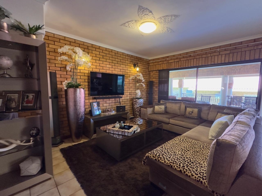 6 Bedroom Property for Sale in Wavecrest Eastern Cape